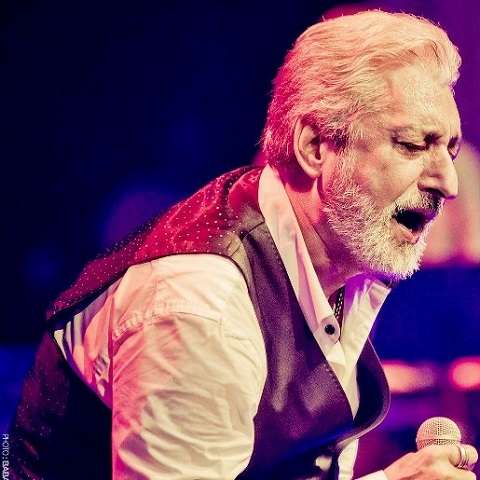 دانلود اهنگ بین این همه غریبه تو به آشنا میمونی